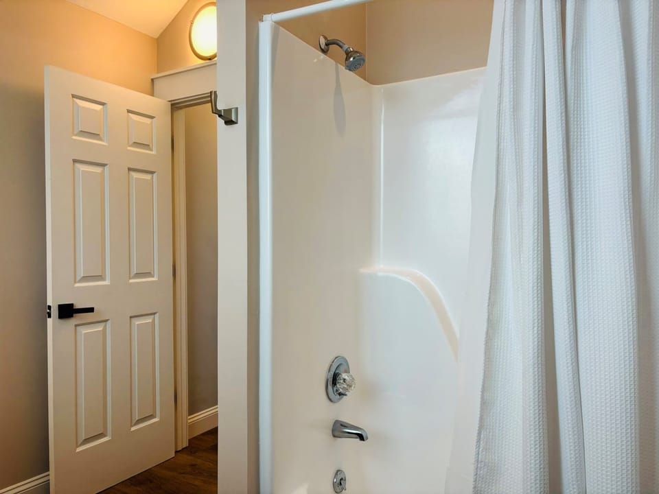 Upper Q BR Bath