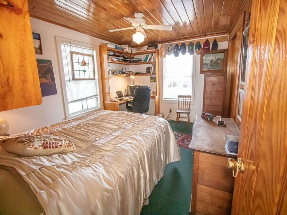 Bedroom 1 Queen