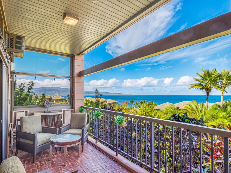 Spacious Lanai with comfortable outdoor furnishings