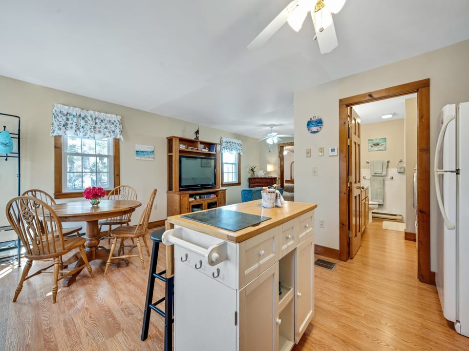 Full eat-in kitchen