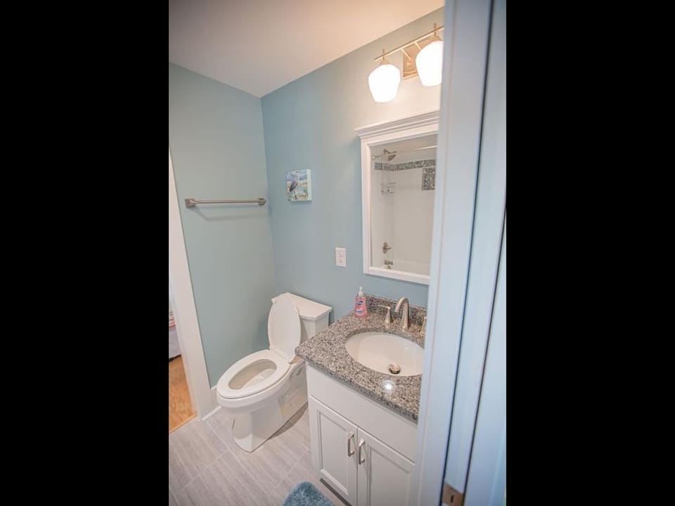 Jack and Jill Bathroom Between Queen & King