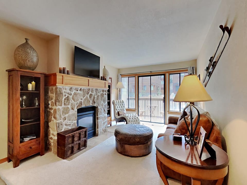 Spacious and Comfy Slopeside 1 Bedroom