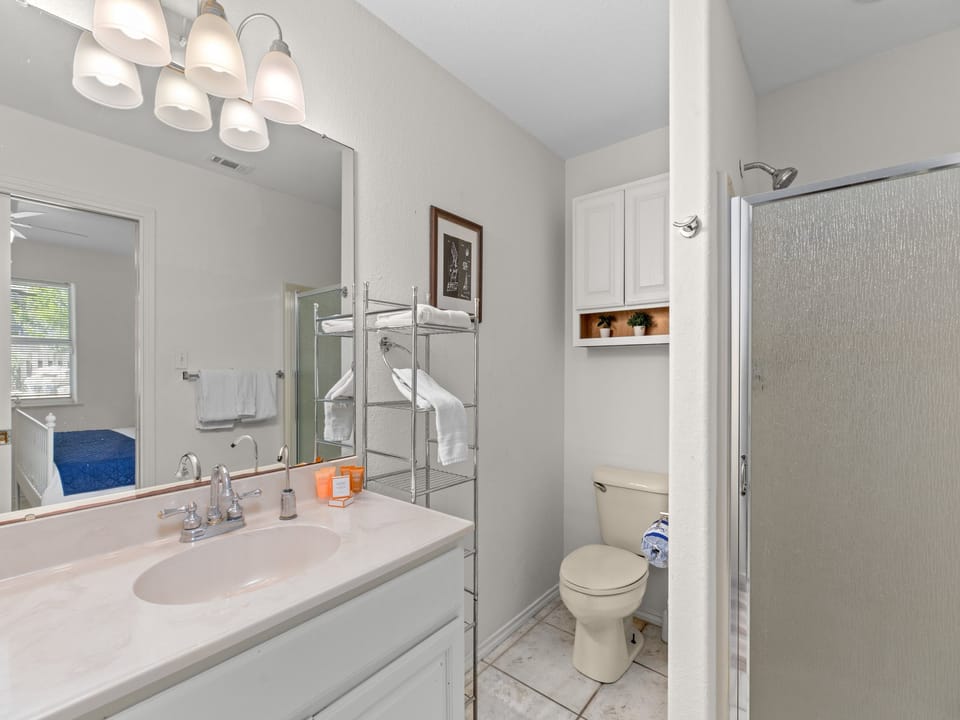 Guest bathroom located on the 1st floor