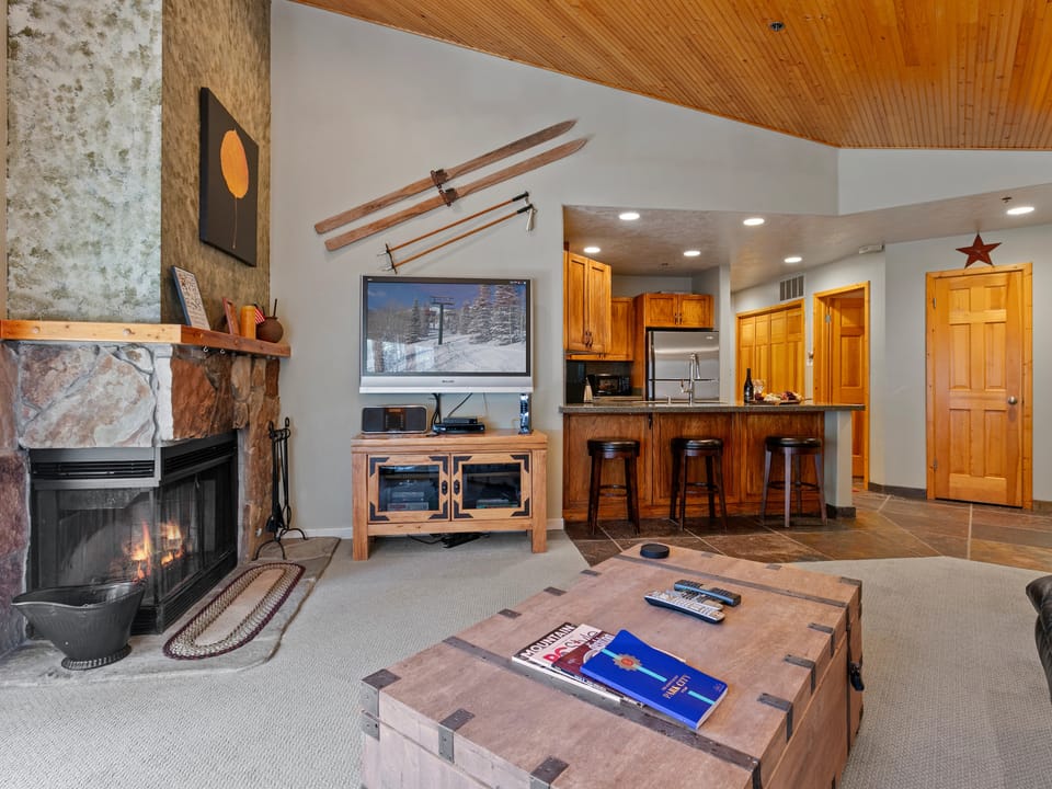 Bristlecone at Deer Valley Resort - Three Bedroom Condo with Hot Tub #201 Apartment in Park City