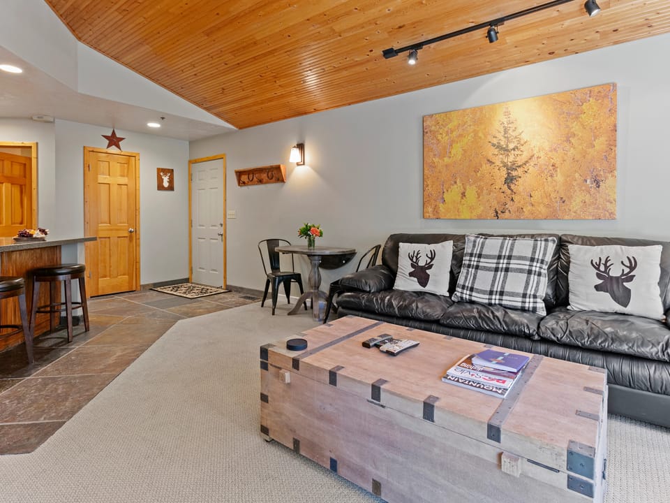Bristlecone at Deer Valley Resort - Three Bedroom Condo with Hot Tub #201 Apartment in Park City