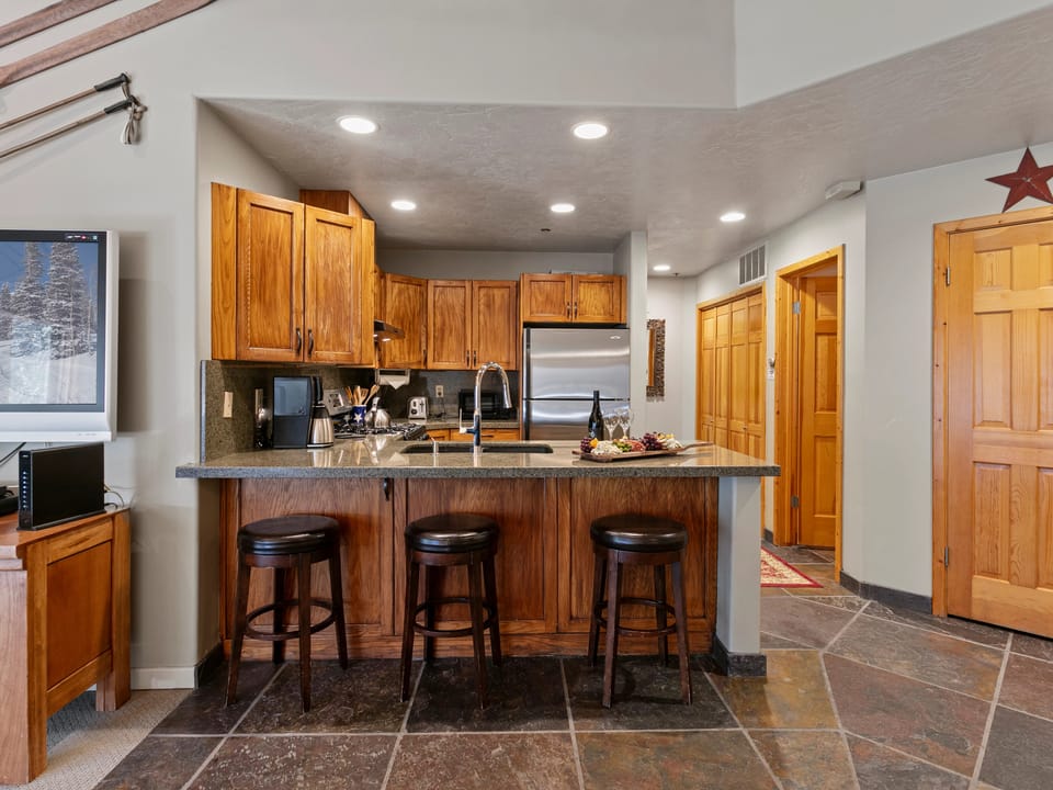 Bristlecone at Deer Valley Resort - Three Bedroom Condo with Hot Tub #201 Apartment in Park City