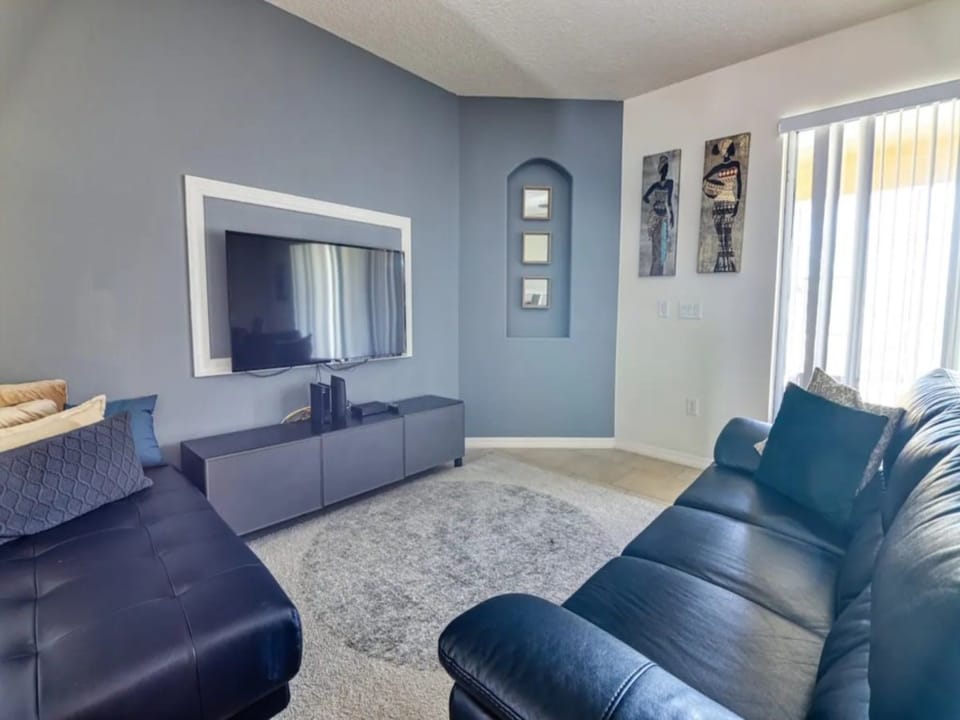 4686 Living Room.jpg