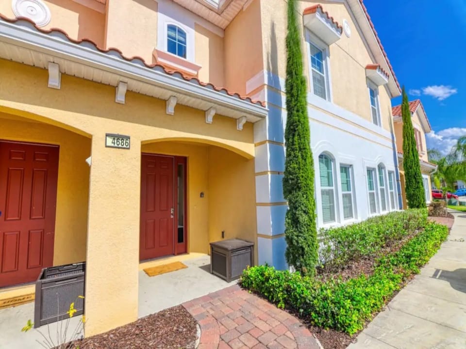 4686 Front Door.jpg