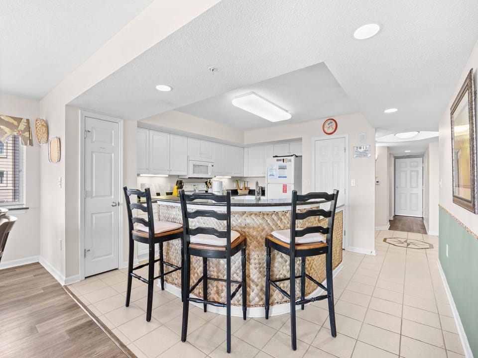 Breakfast Bar/Kitchen