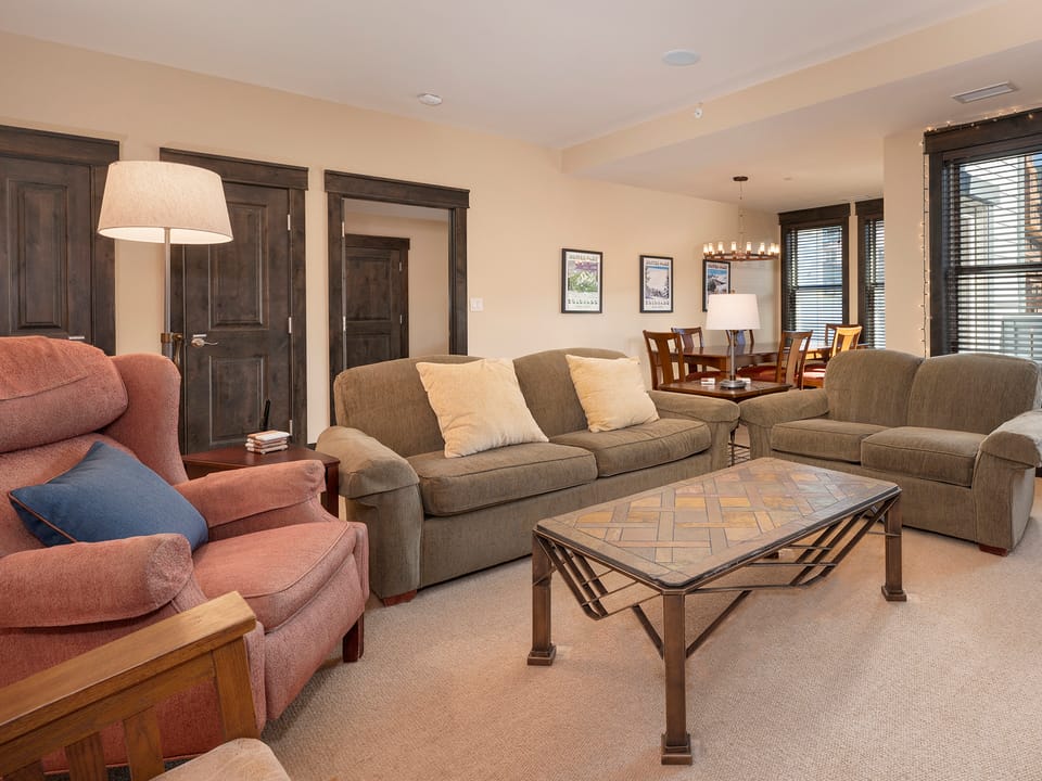 Ski Condo with Private Garage and Washer Dryer - Parry Peak Loft Premium-Rated 105 Apartment in Winter Park