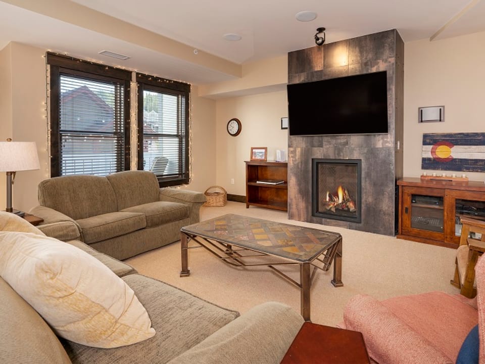 Ski Condo with Private Garage and Washer Dryer - Parry Peak Loft Premium-Rated 105 Apartment in Winter Park