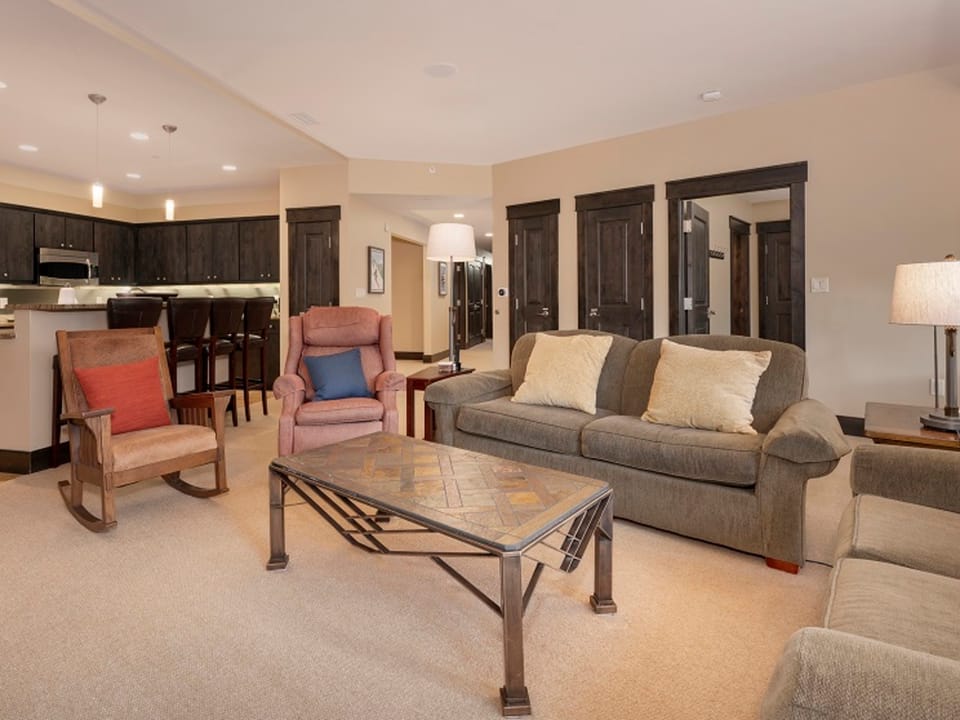 Ski Condo with Private Garage and Washer Dryer - Parry Peak Loft Premium-Rated 105 Apartment in Winter Park