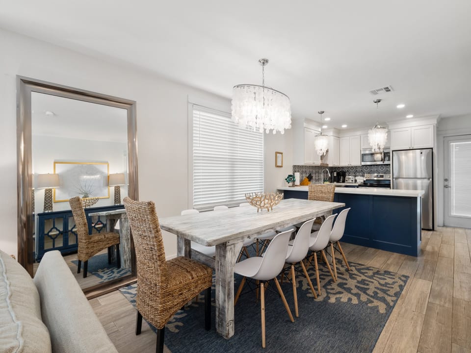 Open concept Dining & Kitchen area!
