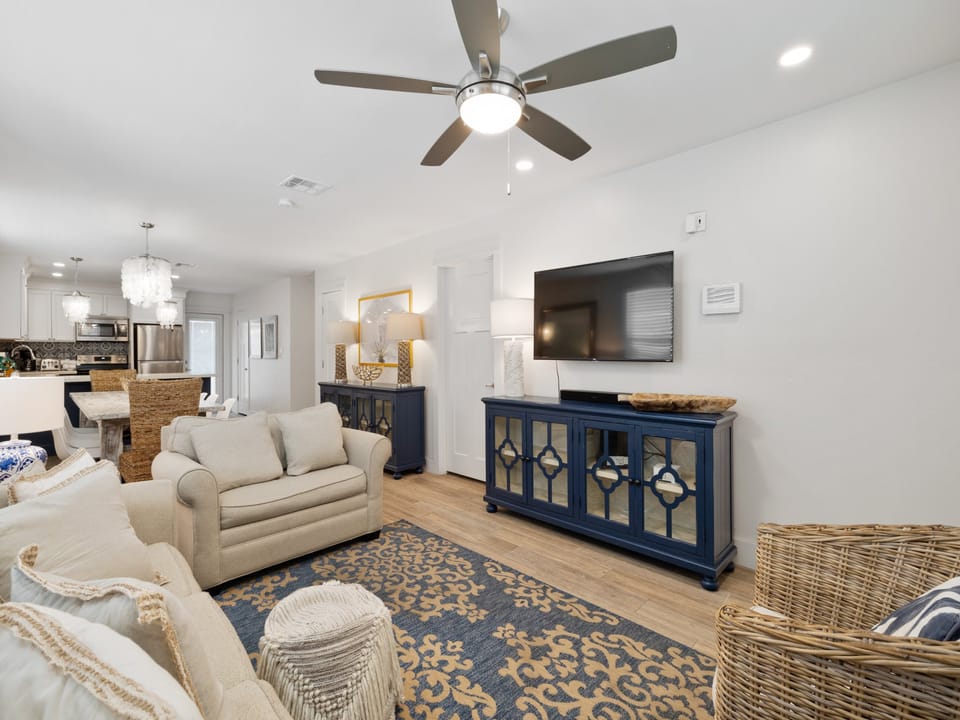 Living Room features large flatscreen TV!