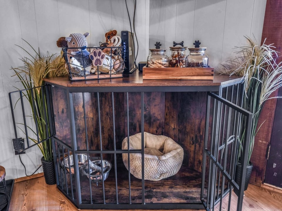 We love your furry friends! Firefly Lookout is dog-friendly and even provides a medium-sized kennel crate to make traveling with your pet easy and stress-free.