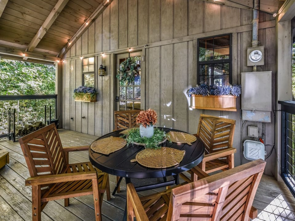 Enjoy morning coffee or a grilled dinner on the front deck. Features breathtaking views of the surrounding mountains and valleys in the "Quiet Side of the Smokies."