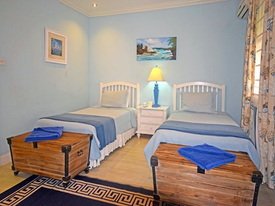 The third bedroom with two twin beds