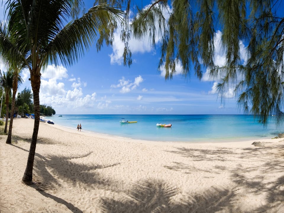 Beacon Hill 305-The Penthouse: The spectacular Mullins Beach just across the street