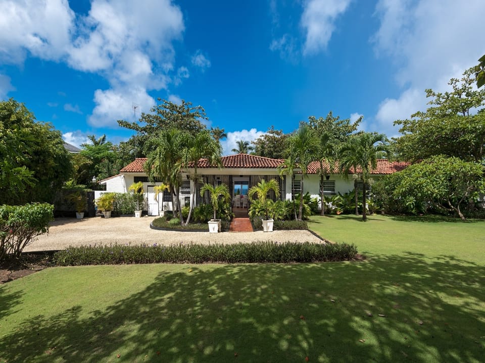 This beautiful private villa is situated about a 7 minute drive north of the historic Speightstown