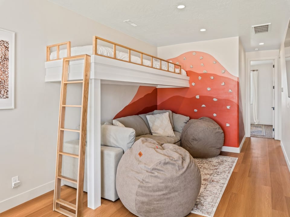 Bunk room, love sacks / Loft