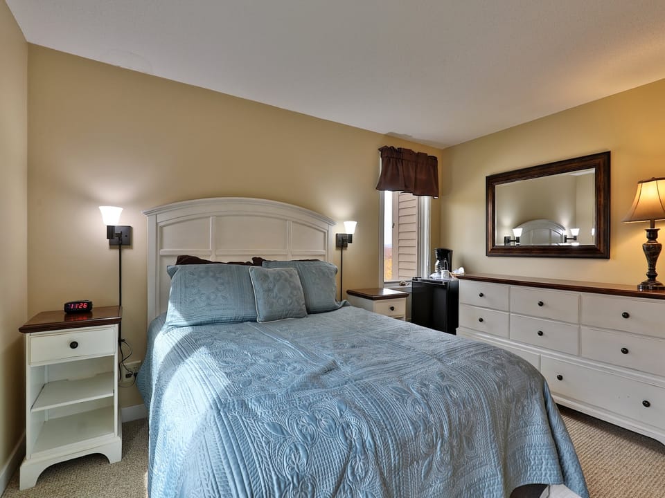 Studio unit with queen size bed