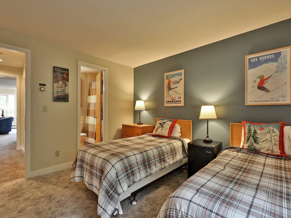 Small studio with twin beds