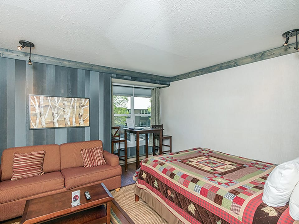 Queen bed & sitting area