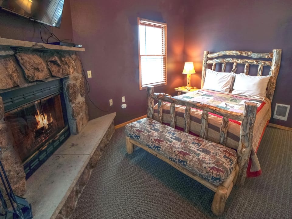 Single-Room Suite with Queen Bed