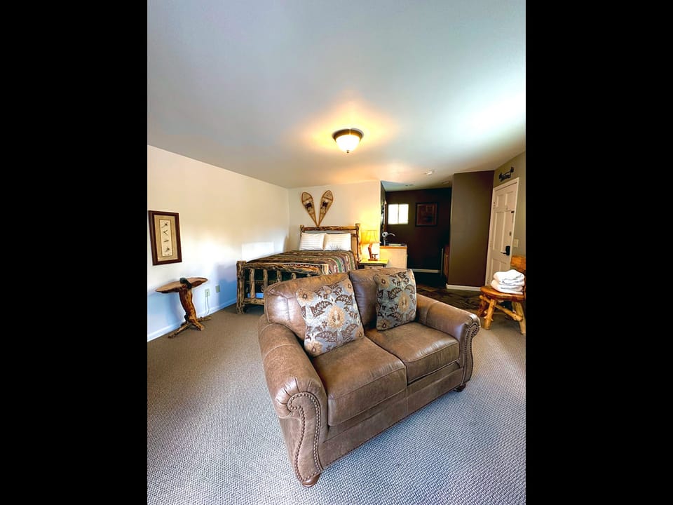 Single-Room Suite with Queen Bed