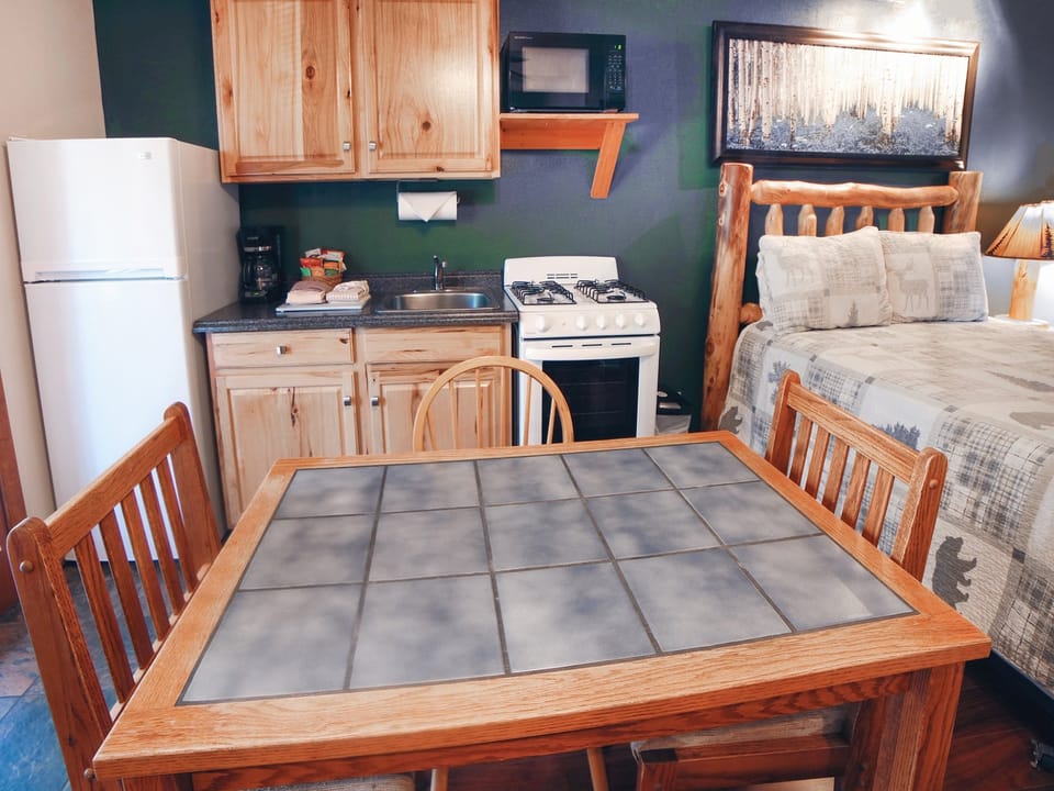 Single-Room Suite with 3/4 Kitchen