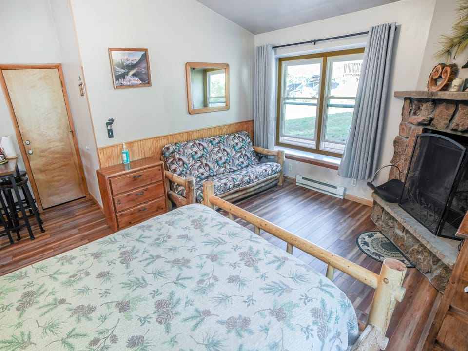 Single-Room Suite