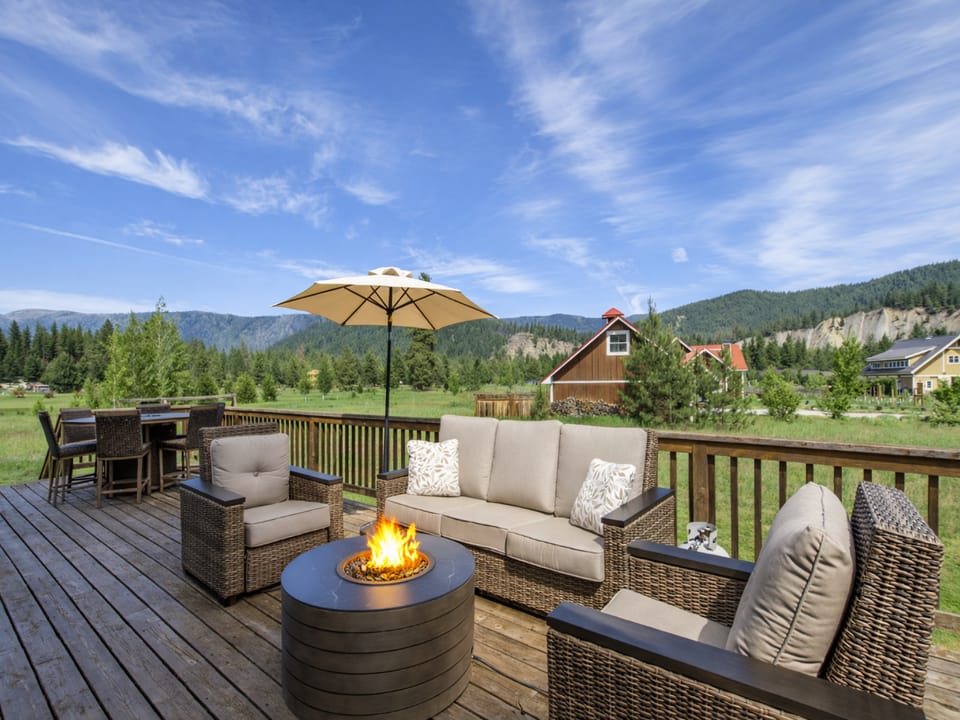 Mountain‑view fire pit perfect for calm PNW evenings