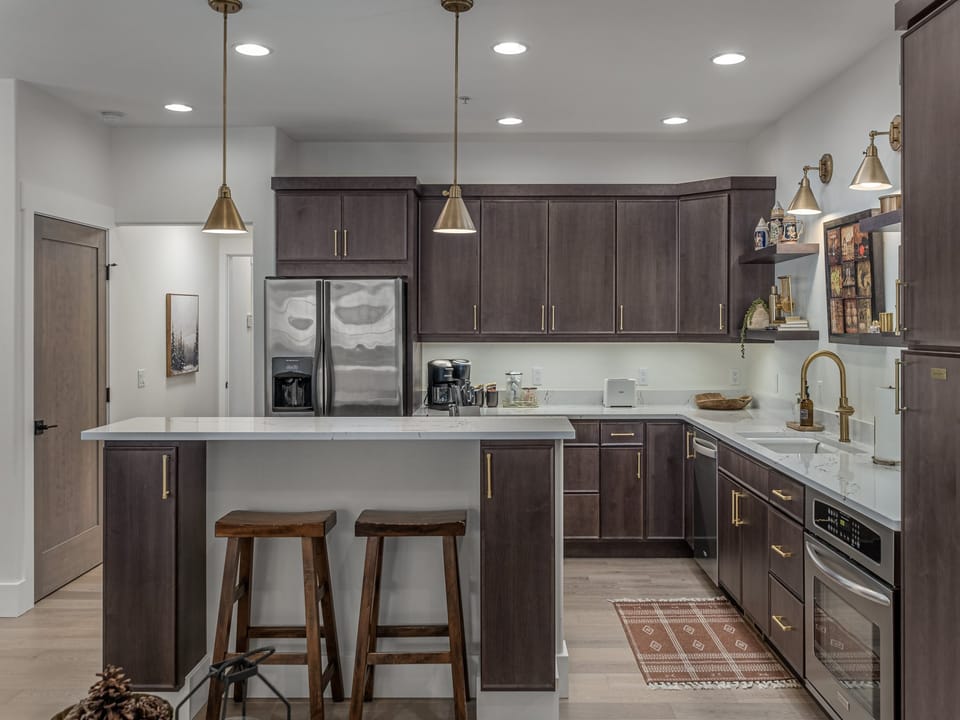 Fully equipped kitchen includes eat up bar