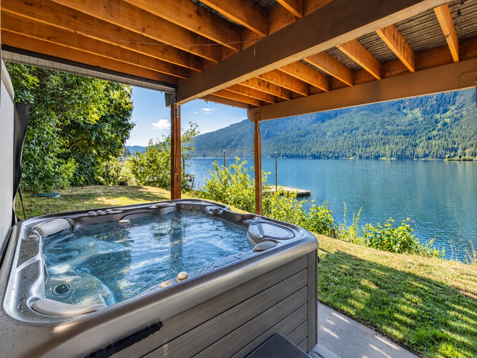 Private Hot Tub Overlooking Lake Wenatchee