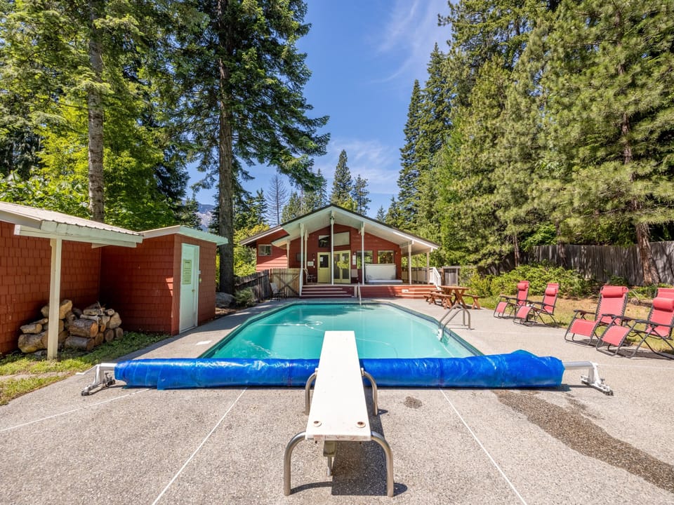 Seasonal private pool