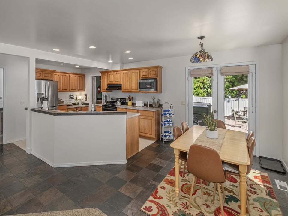 Breakfast nook off of the kitchen and family room