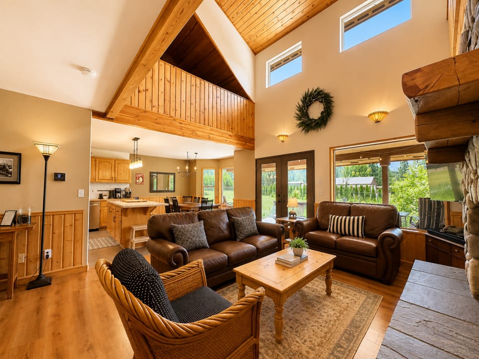 The living space is open to the dining and kitchen space and offers a gas fireplace and streaming TV (4)