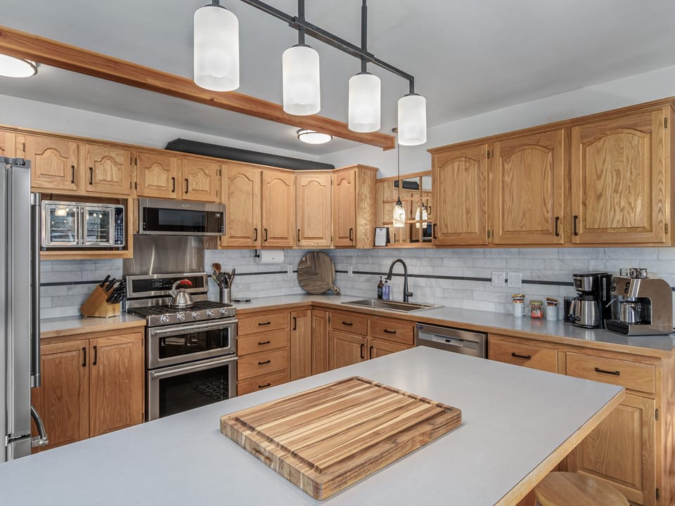 Large breakfast island with stools for 4