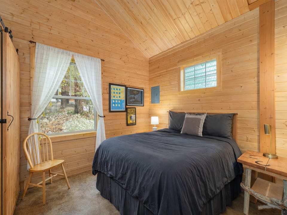 Unwind in this cozy Queen bed