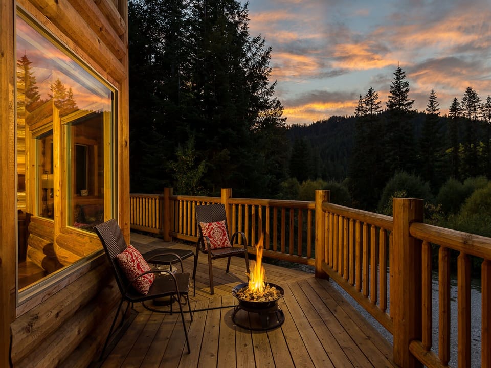 Bearfoot Chalet upper deck views