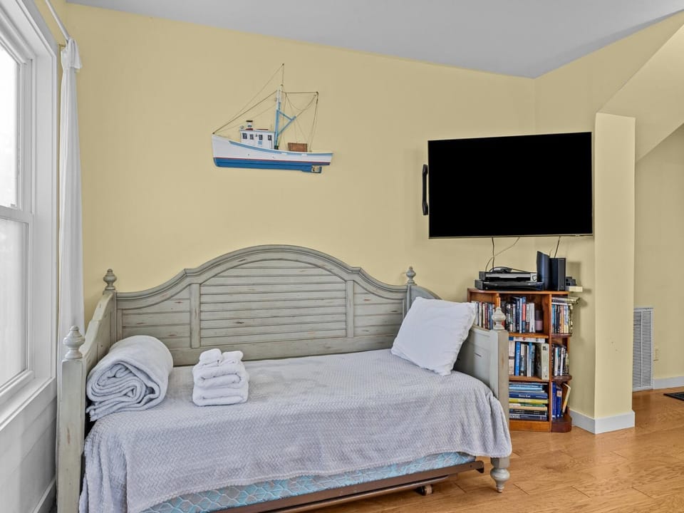Living Space w/ Day Bed