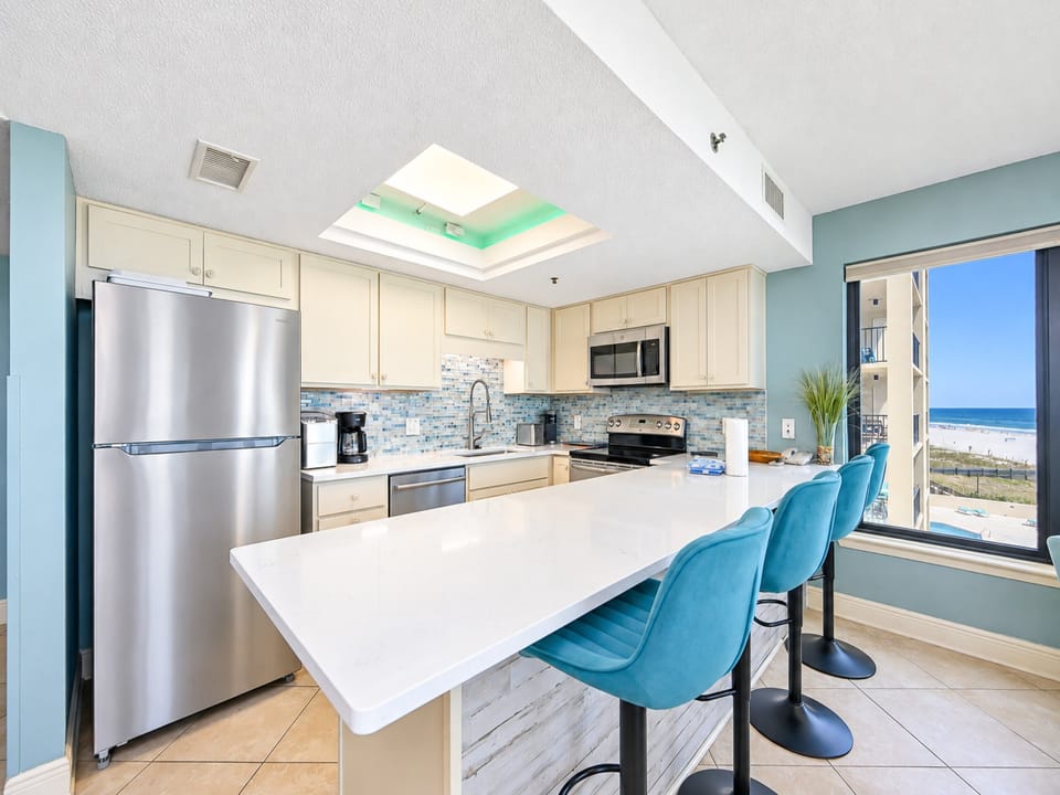 Gather around the kitchen for breakfast or your favorite morning brew and enjoy the stunning views of the coast
