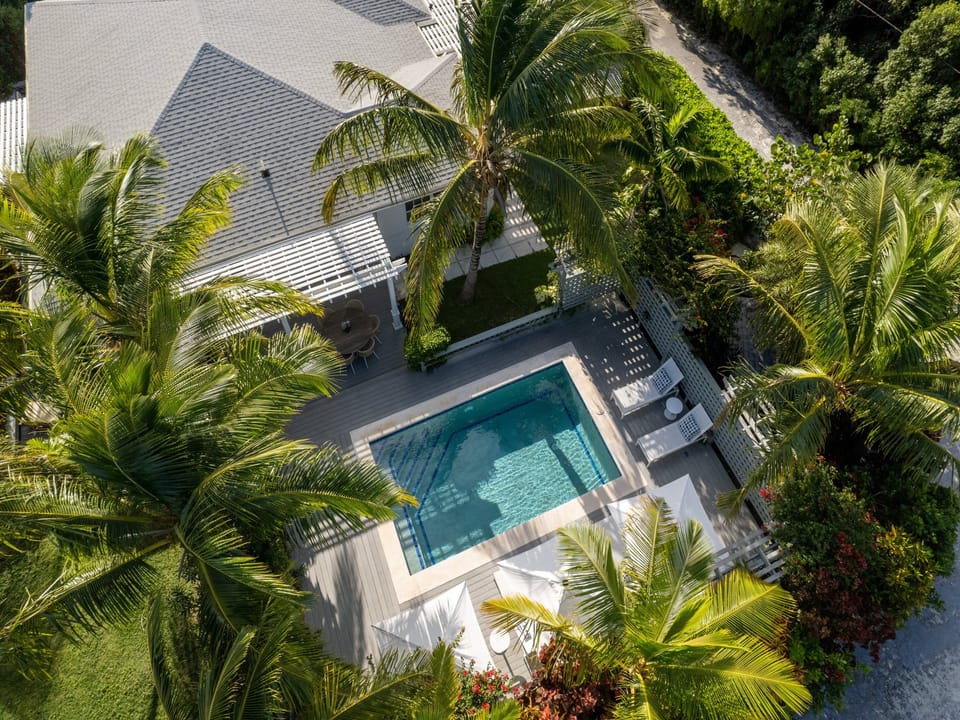 This sunny house is located on a hilltop just a mile from the town of Governors Harbour and a ten-minute walk (or one-minute drive) from spectacular Twin Coves Beach.