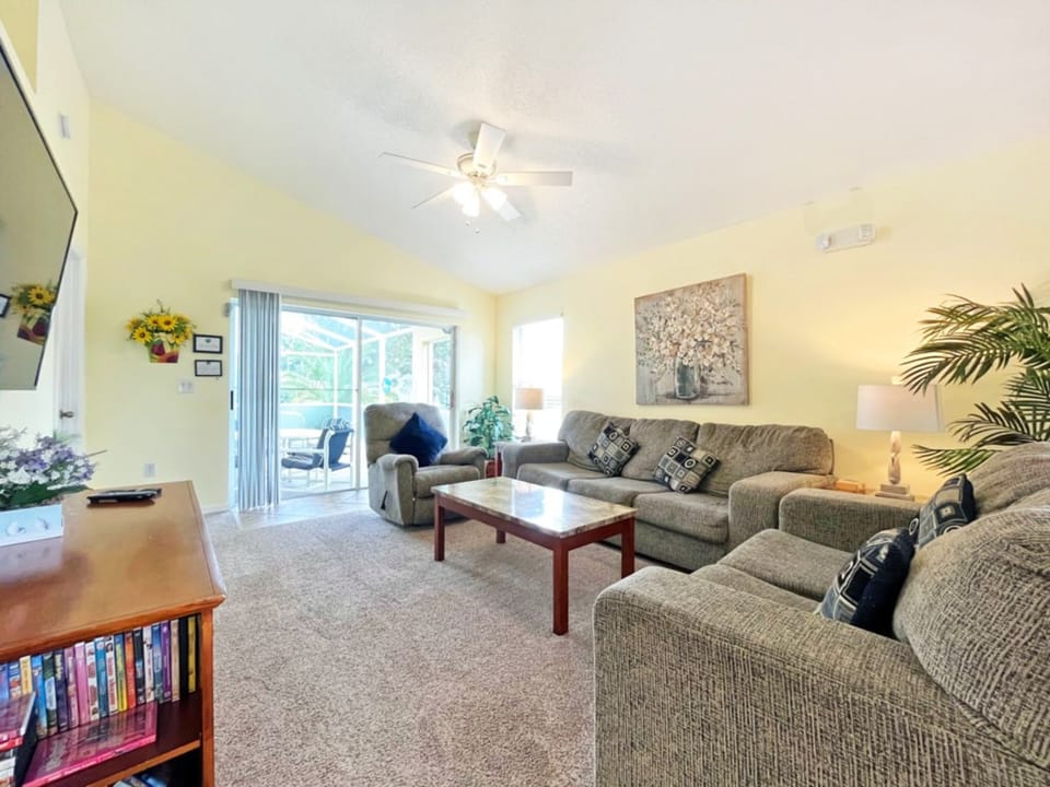 2-Living Room.jpg