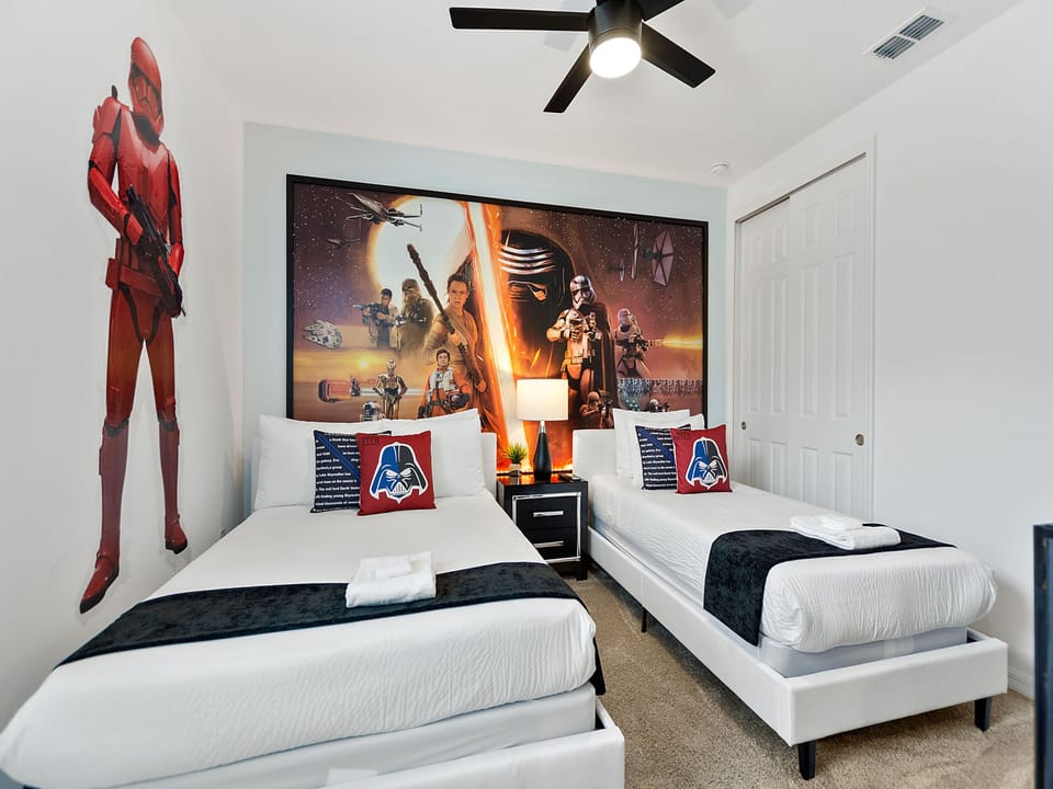 Cool 'Start Wars' themed twin bedroom
