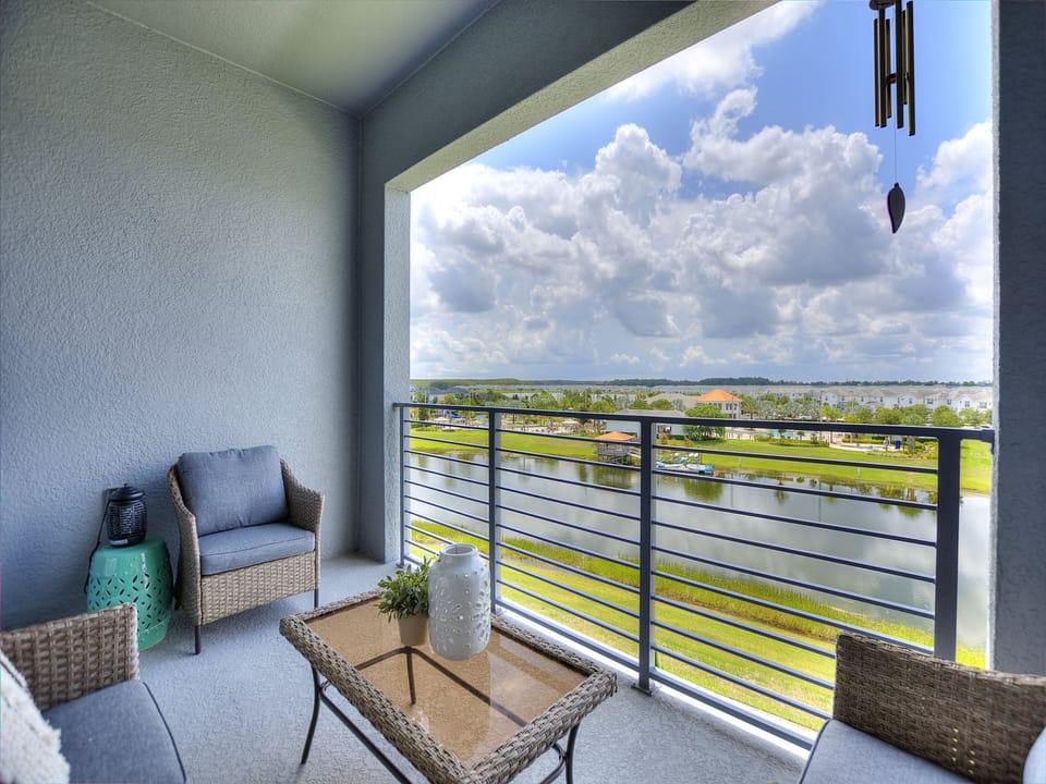 Balcony with stunning lakeview