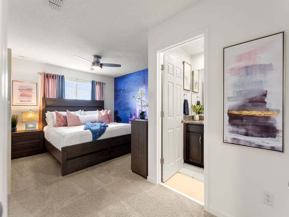 King Bed Cinderella Castle Suite – With shower over bath in private bathroom