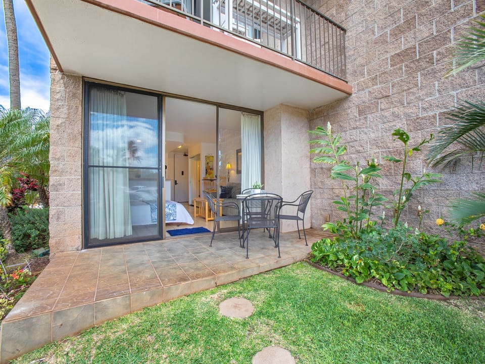 Seating for 4 on the lanai.
