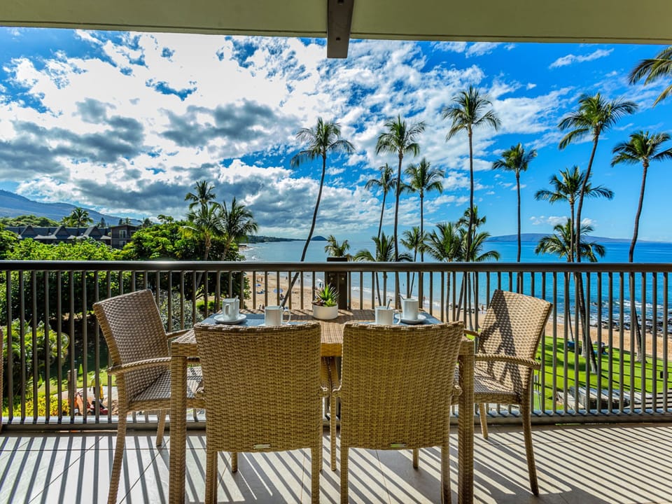 Dining for four on the lanai