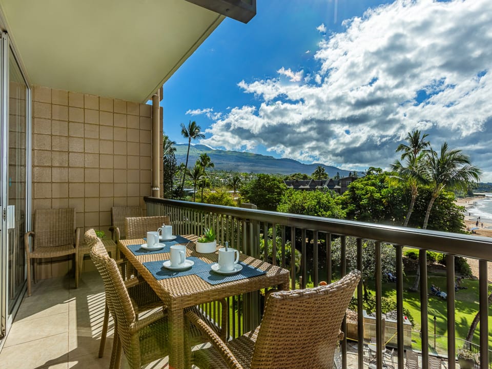 Outdoor dining with a gorgeous view from the lanai